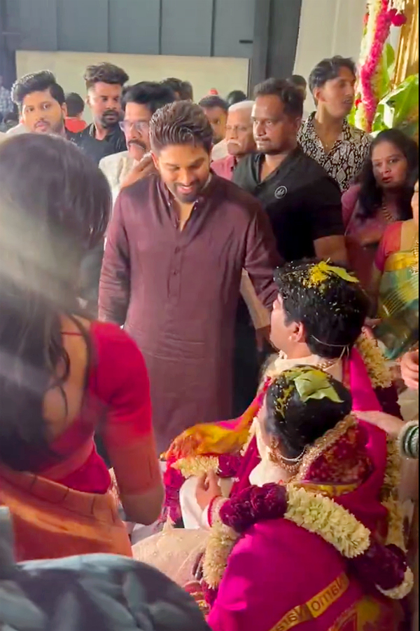 సతీసమేతంగా పెళ్లికి హాజరైన ఐకాన్ స్టార్‌ అల్లు అర్జున్ (ఫొటోలు) Allu